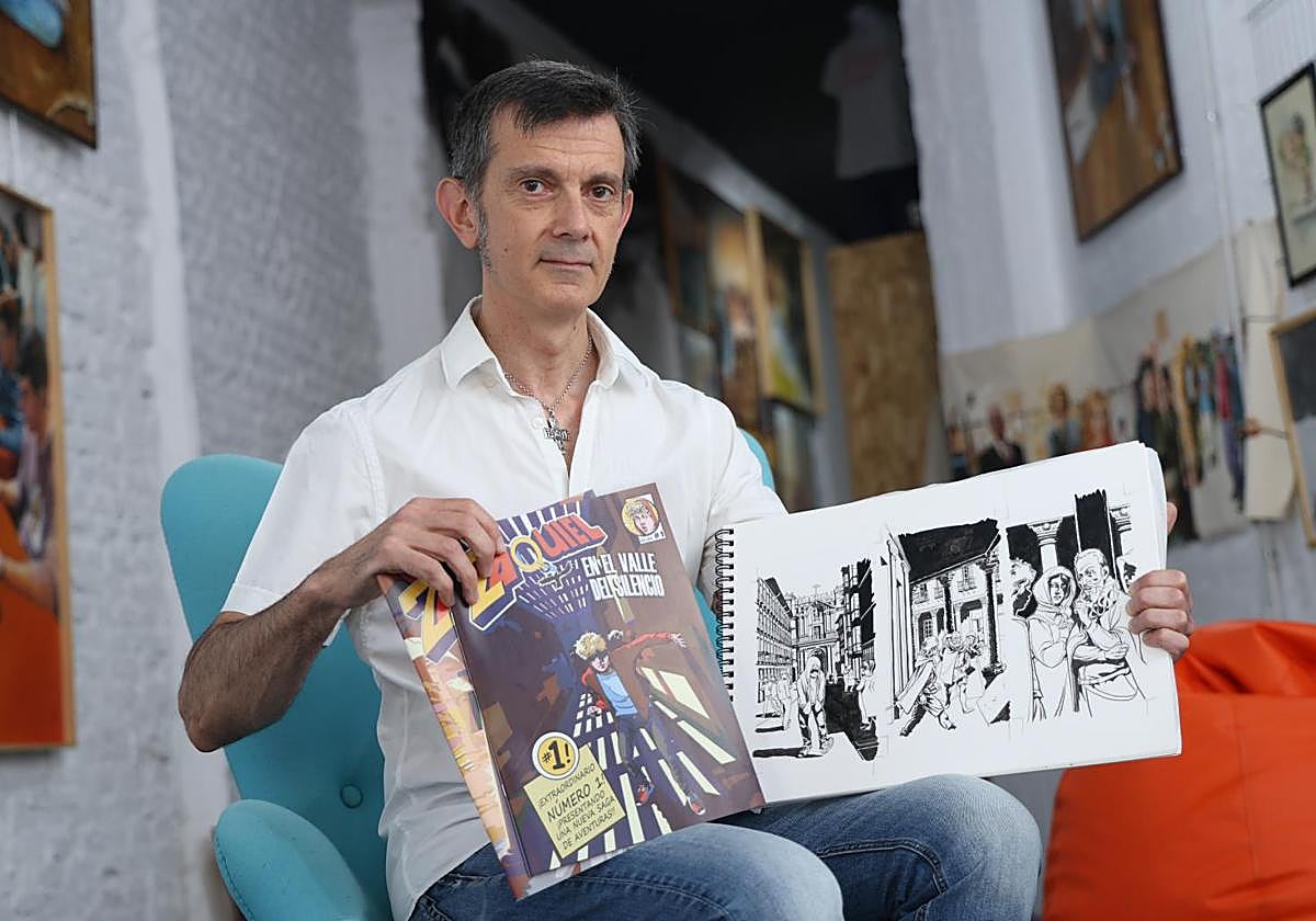 Santiago Bellido, dibujante y coguionista de Zaquiel, posa con el boceto de la calle Platerías.