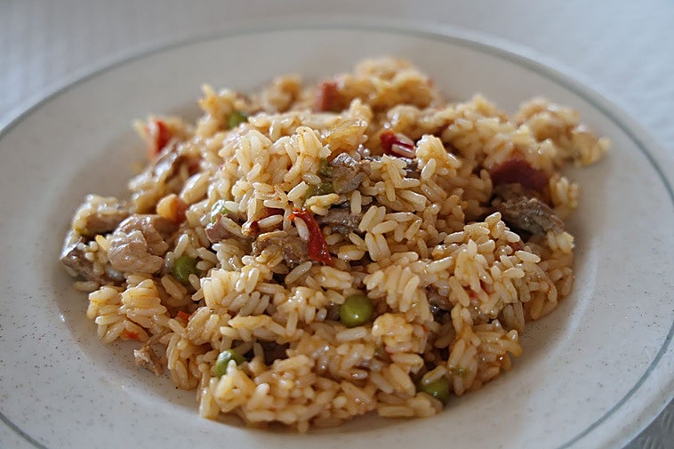 Primer plato del menú de El Barrio, paella de carne.