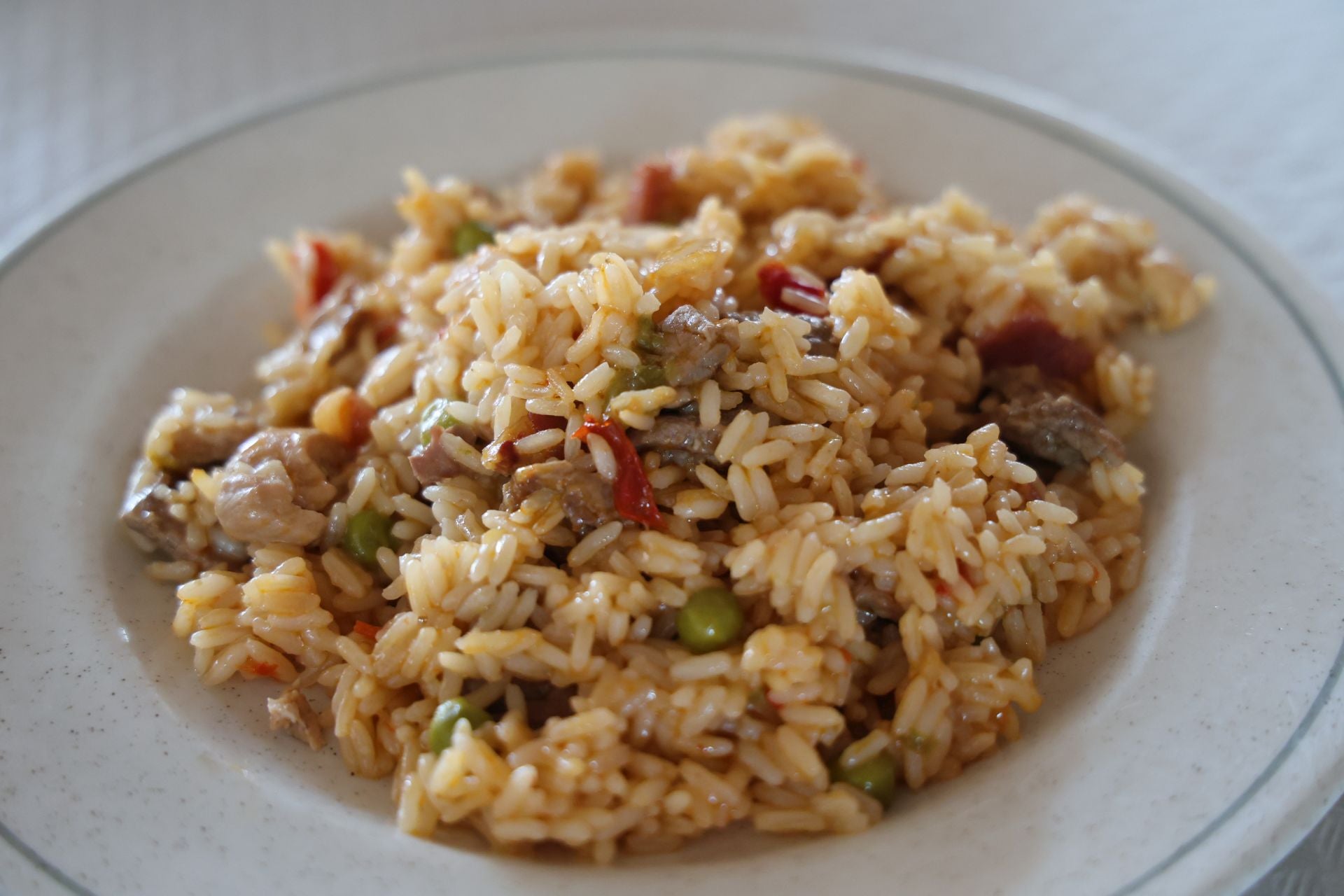 Primer plato del menú, paella de carne.