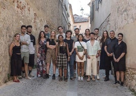 Los jóvenes pintores posan en la calle María Zambrano de Segovia antes de la inauguración.