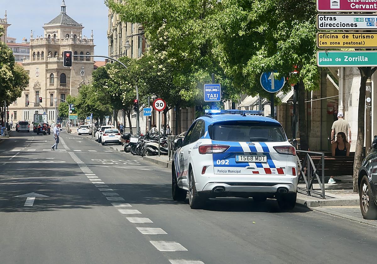 Imagen de archivo de un vehículo policial en la calle Miguel Íscar de Valladolid.
