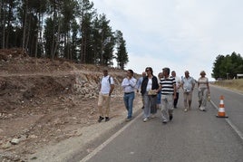 La presidenta de la Diputación, en la visita a las obras del carril bici en Aguilar.