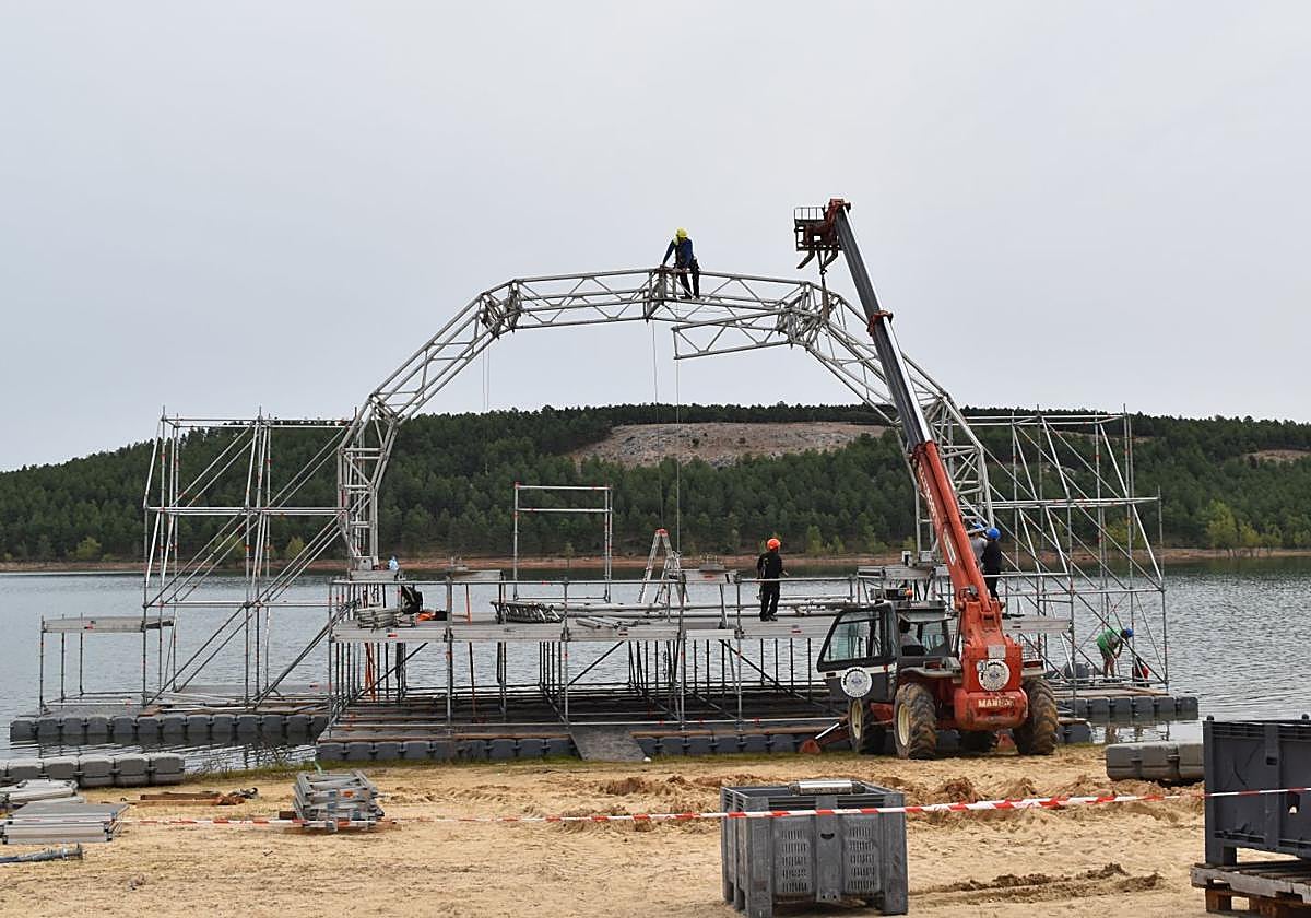 Un escenario flotante único en la &#039;playa&#039; de Aguilar
