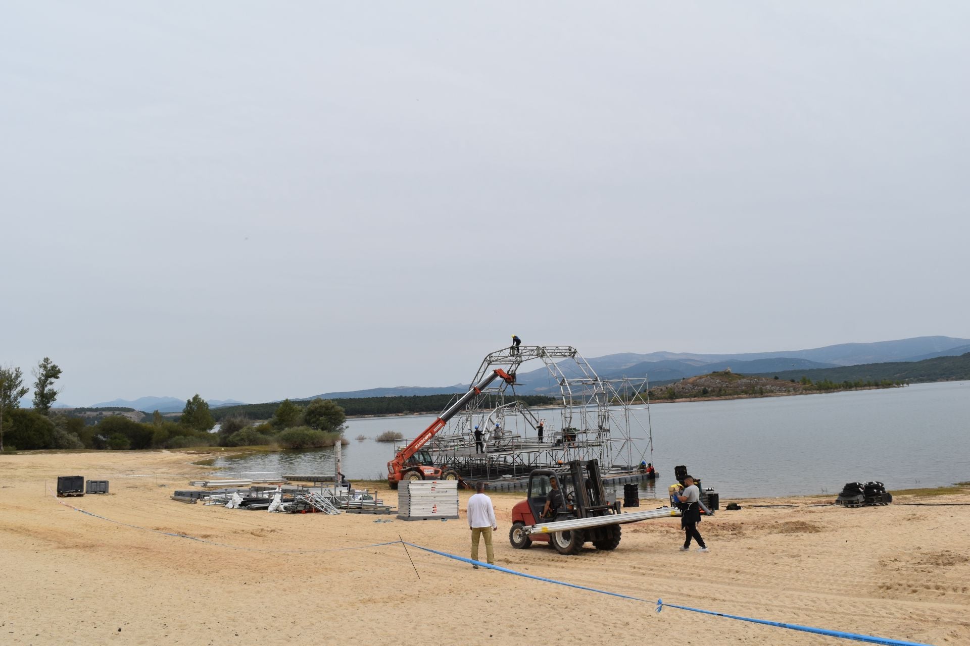 Un escenario flotante único en la &#039;playa&#039; de Aguilar