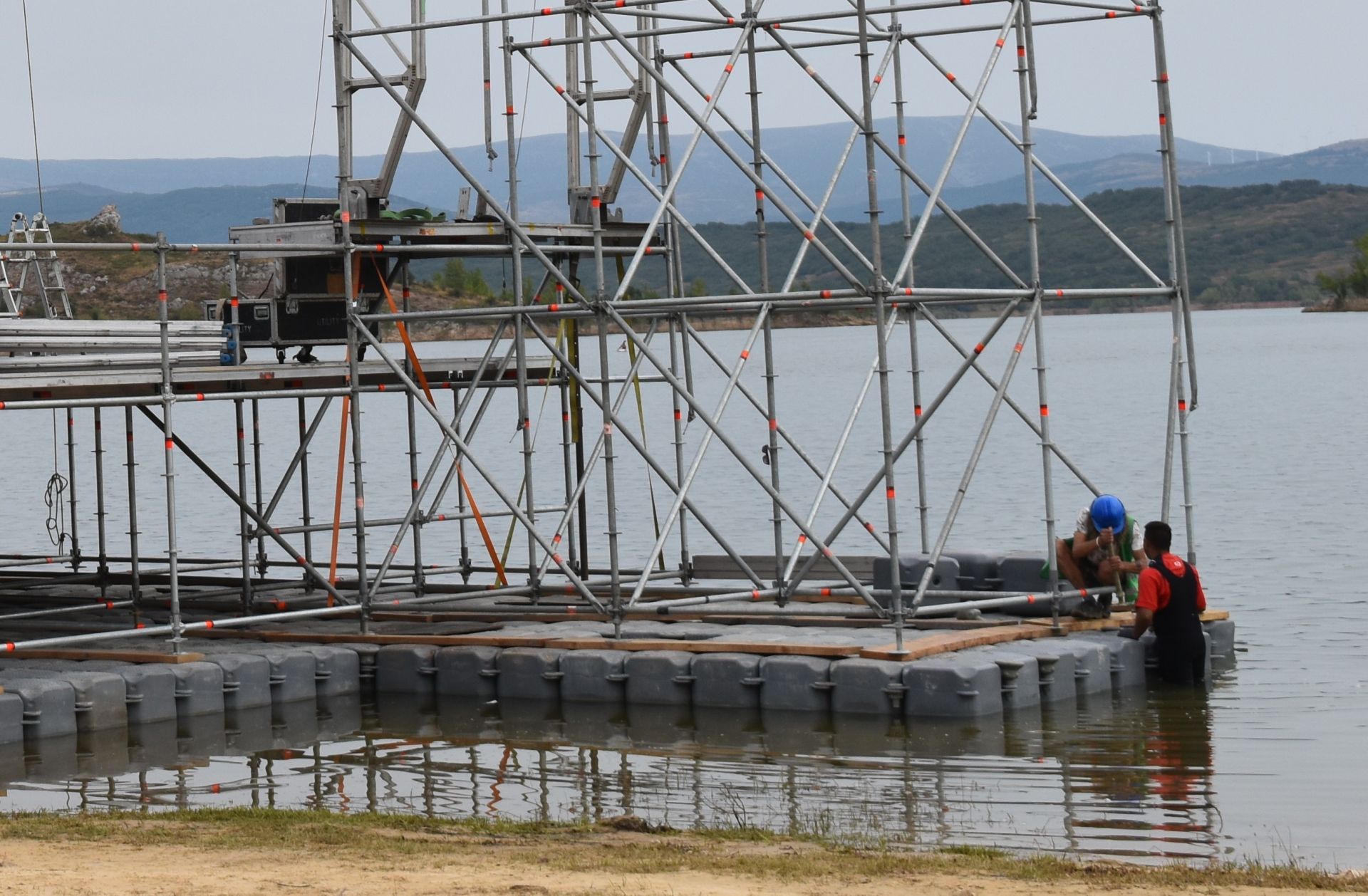 Un escenario flotante único en la &#039;playa&#039; de Aguilar