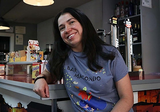 Jaqueline Cataño en el bar Macondo de Zamora, que gestiona junto a una amiga.