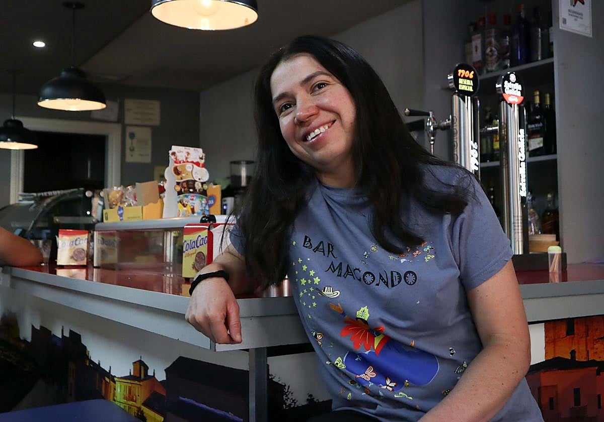 Jaqueline Cataño en el bar Macondo de Zamora, que gestiona junto a una amiga.