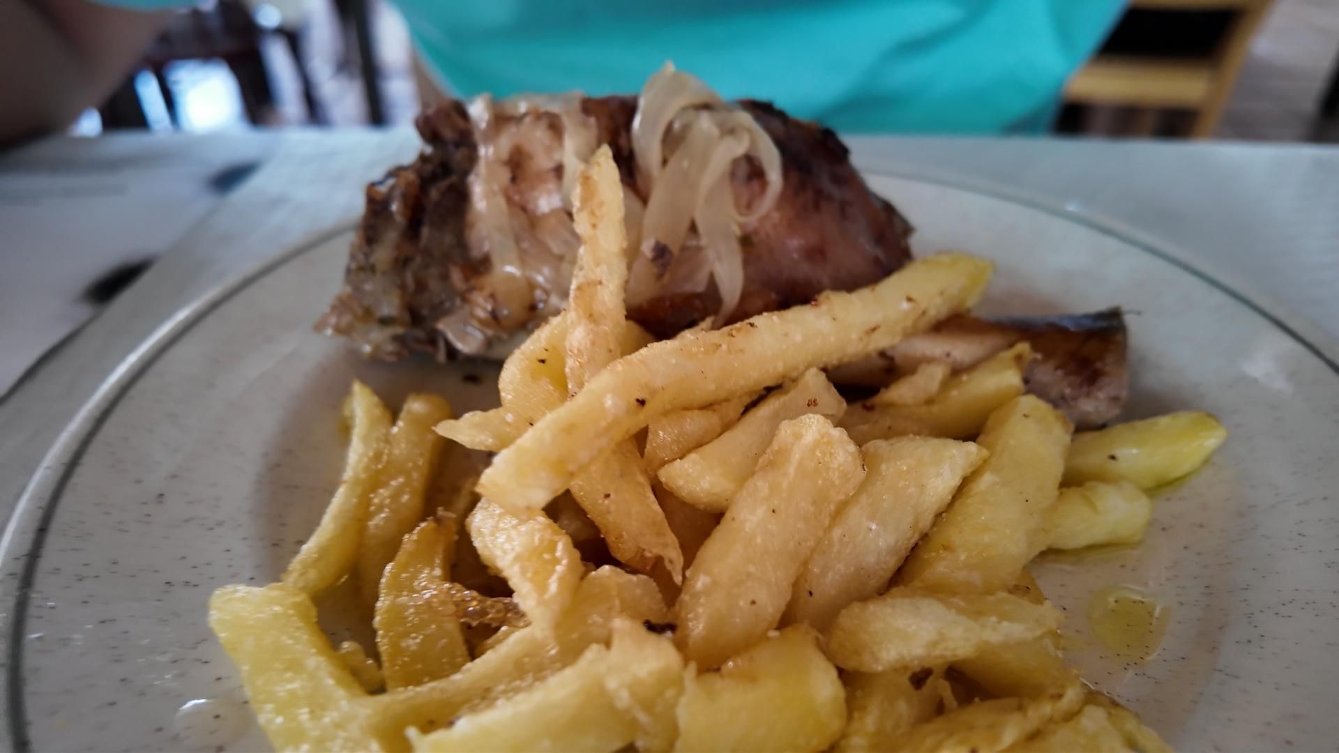 Segundo plato del menú, codillo con patatas.