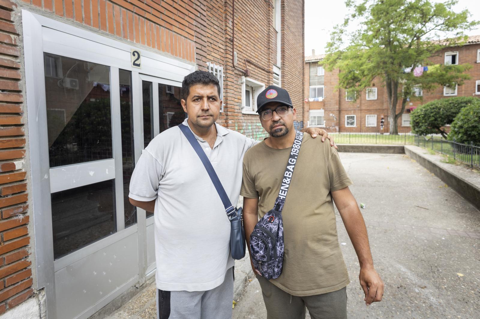 Moisés Gabarri y Julio César Jiménez posan en una de las calles de 29 de Octubre.
