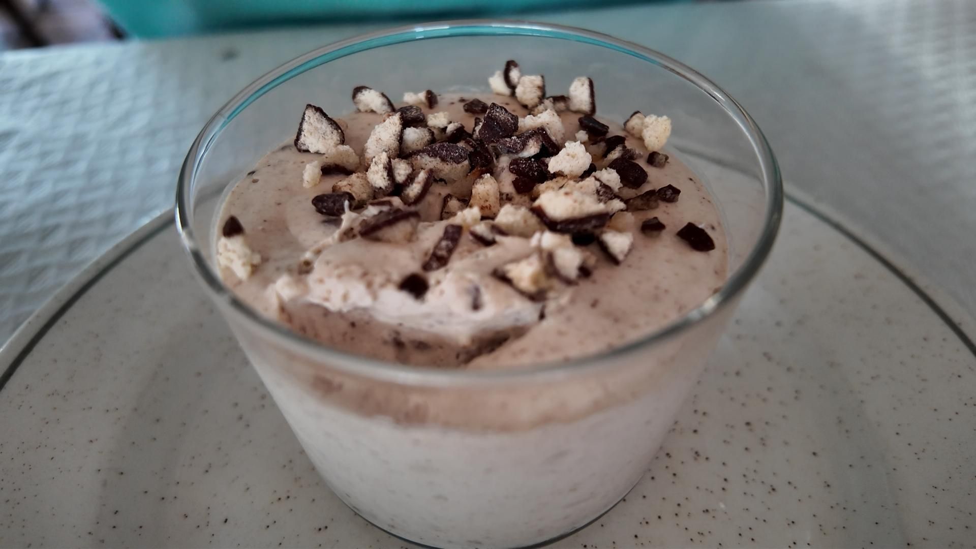 De postre, mousse de chocolate blanco con filipinos.