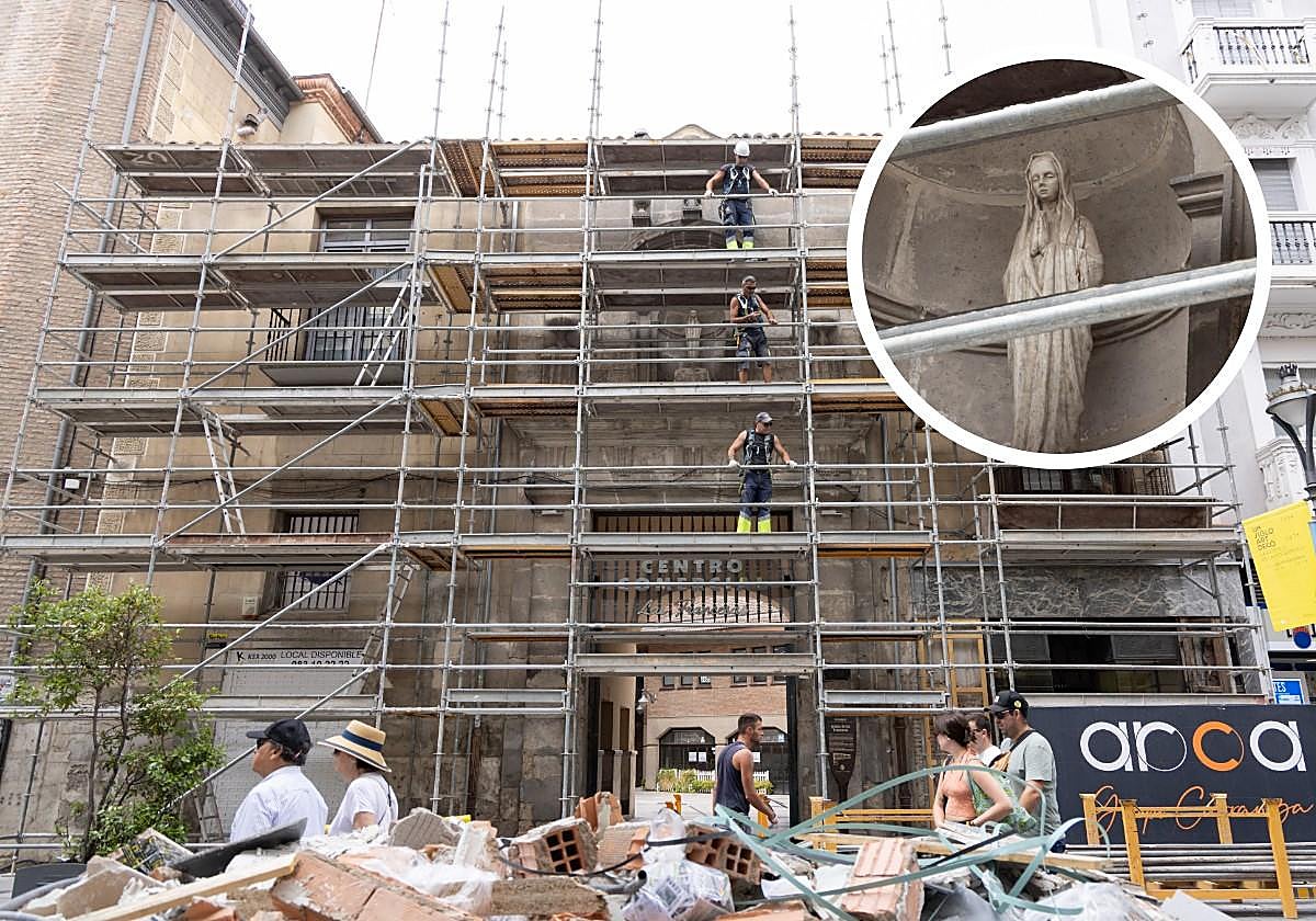 Instalación del andamiaje en la portada de acceso a Las Francesas desde la calle Santiago.