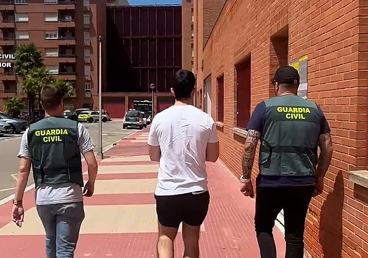 La Guardia Civil, con uno de los detenidos.
