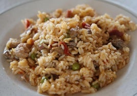 Primer plato del menú, paella de carne.