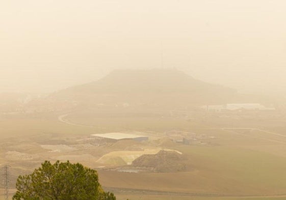 Episodio de polvo sahariano registrado en 2022 en Valladolid, a la altura del Cerro de San Cristóbal.