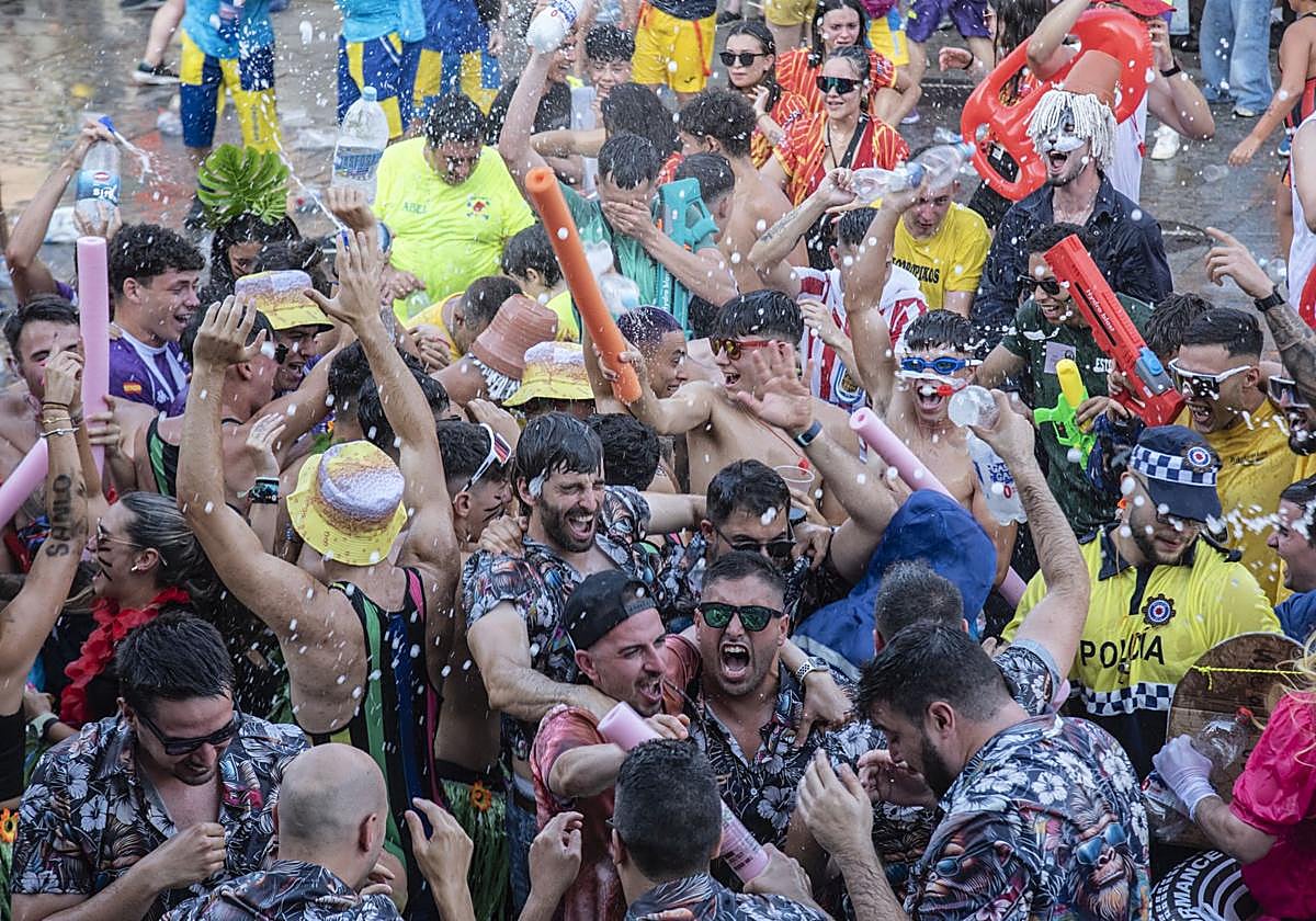 Los peñistas de San Lorenzo estallan de júbilo tras el pregón de Emilio Fuentetaja.