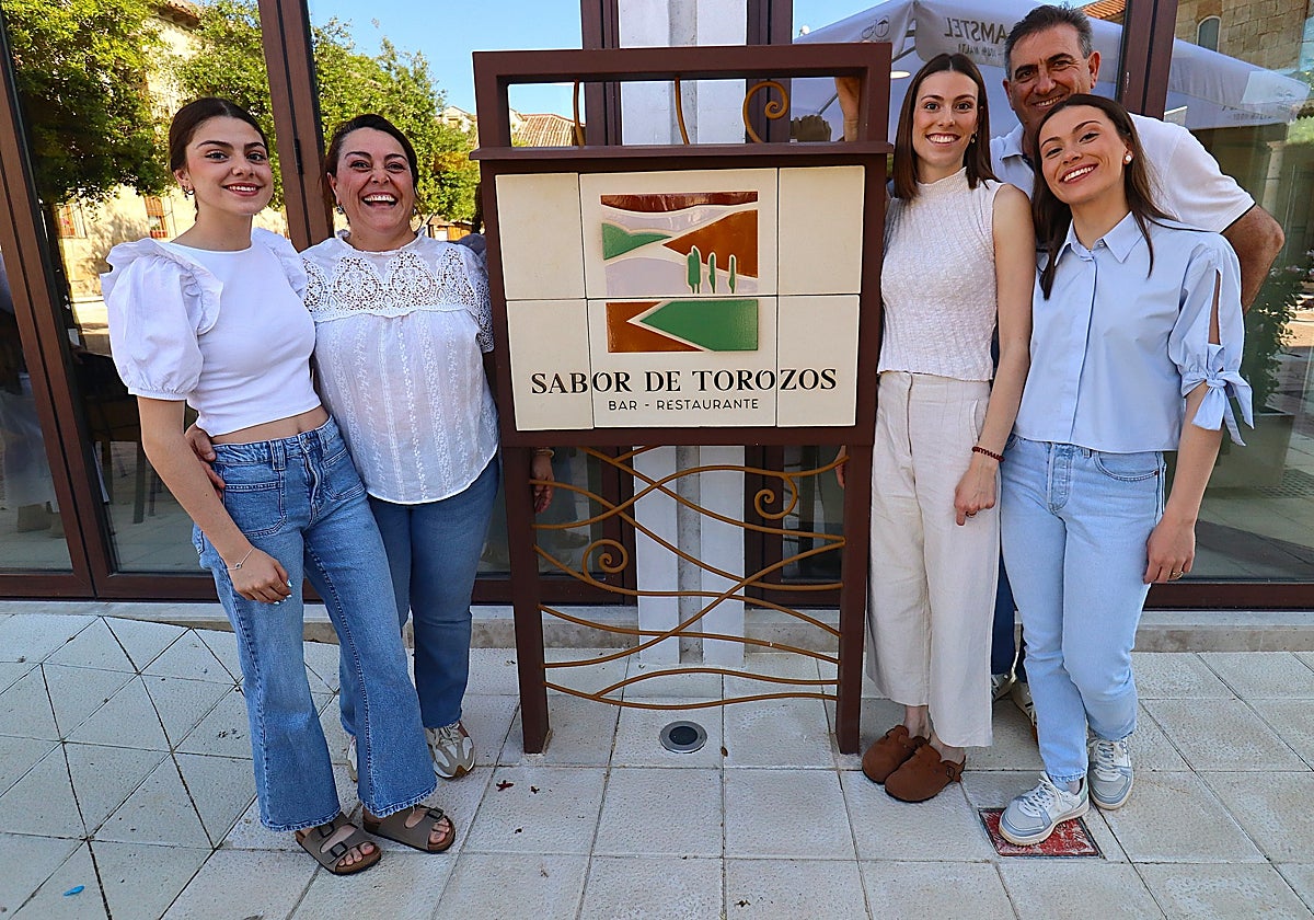 La familia Caballero Cebrián en la entrada de Sabor de Torozos