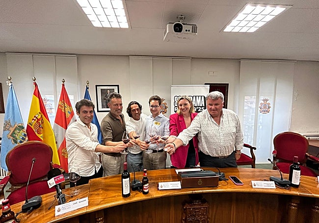Los hermanos Quijano brindan con la vicepresidenta de la Junta, Isabel Blanco; el alcalde de Aranda, Antonio Linaje, y el presidente del Consejo Regulador de Ribera del Duero, Enrique Pascual.