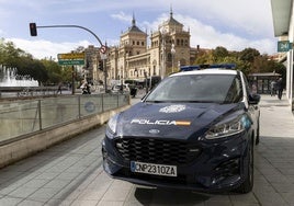 Coche de la Policía Nacional en el centro de Valladolid, en imagen de archivo.