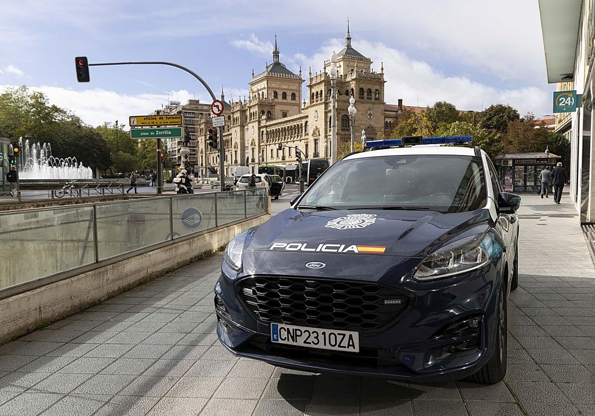 Coche de la Policía Nacional en el centro de Valladolid, en imagen de archivo.