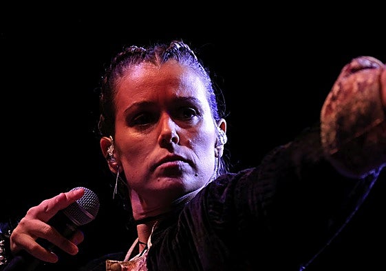 Isabel Aaiún, durante uno de los conciertos de su gira.
