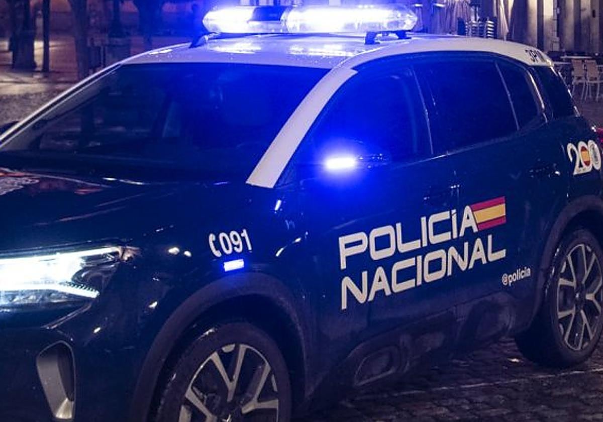 Una patrulla de la Policía Nacional, por el centro de Segovia.