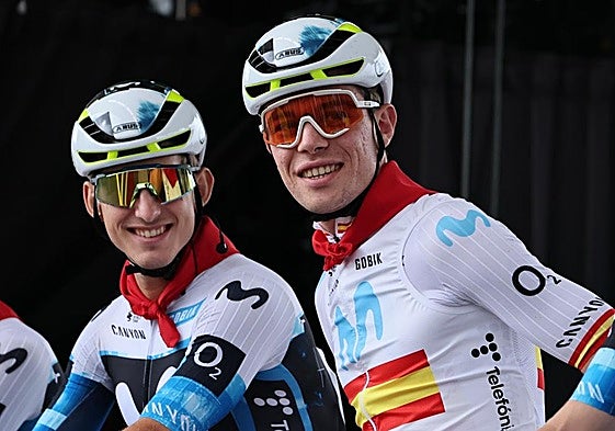 Cortina e Iván Romeo, en la presentación del Movistar, en el Tour de Francia.