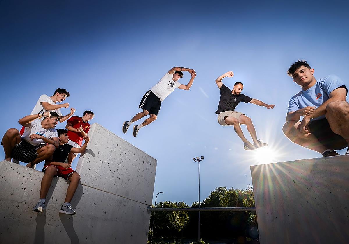Izan Torres, Aitor Palmero, Adrián Álvarez, Adrián Lino, Rubén Roman 'Ruy', Miguel Valentini 'Mich' y Ares David Díez, en la pista de parkour de Arturo Eyries.