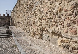 Muro donde estaba la piedra que se intentó subastar por mil euros.