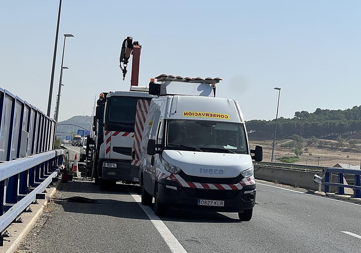 Trabajos de sustitución de las juntas de uno de los viaductos de la VA-30.