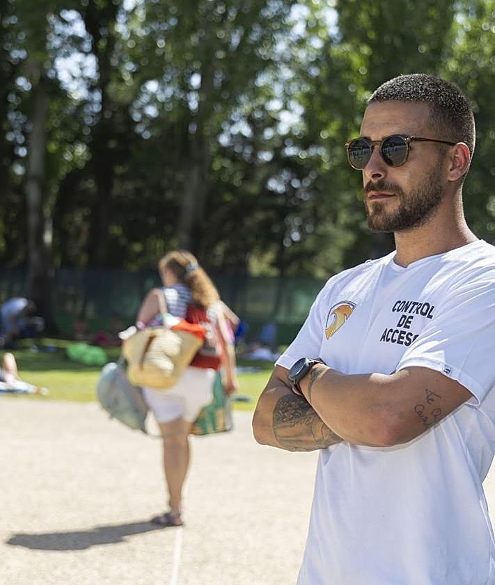 Imagen secundaria 2 - Los controladores realizan su labor en el vaso de verano de Delicias.