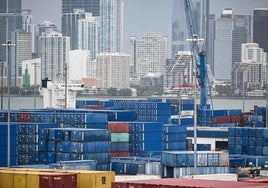 Contenedores de mercancías en el puerto de Miami, Florida.