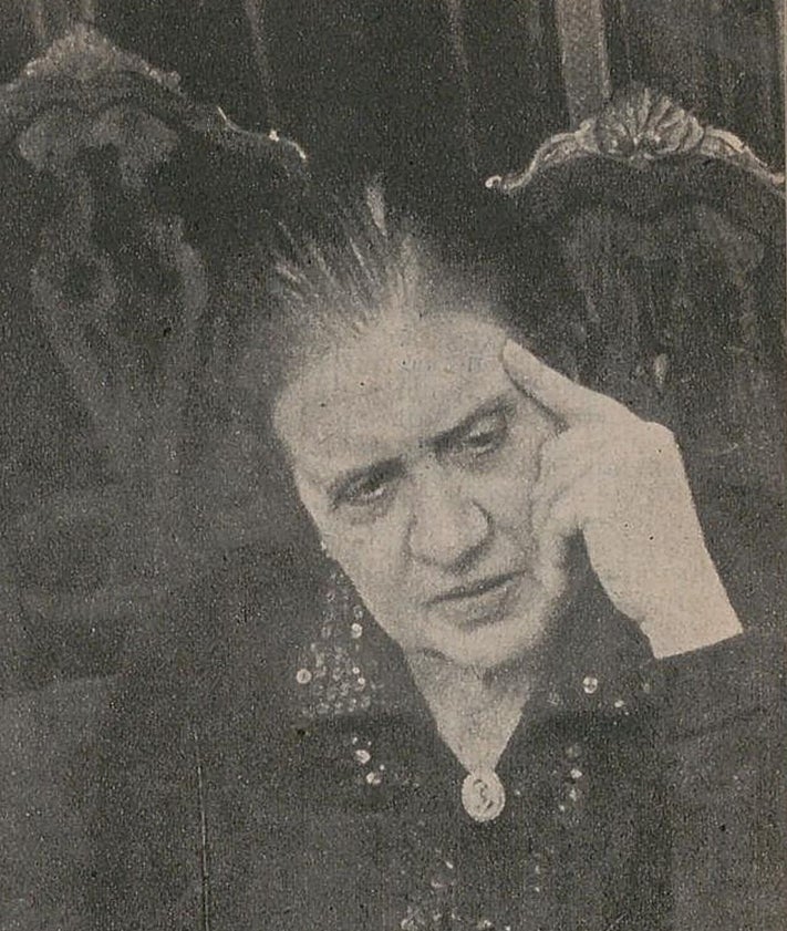 Imagen secundaria 2 - Arriba, la duquesa de Canalejas con sus hijos. Abajo, con su marido y dos de sus hijos en Sevilla, y la vallisoletana en 1956.