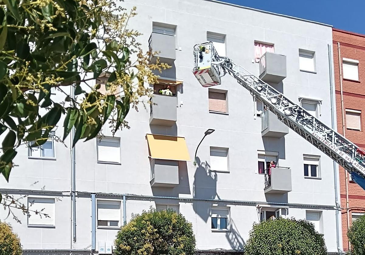Los bomberos auxilian a una anciana en la calle Embajadores.