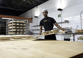 Djogo Barry ha encontrado trabajo con Inorpora en el obrador de una panadería.
