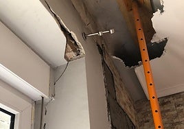 Destrozos en el interior de la vivienda de Chañe.