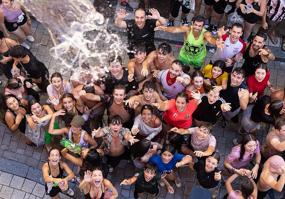 Jóvenes disfrutan del tradicional Chúndara en Peñafiel.