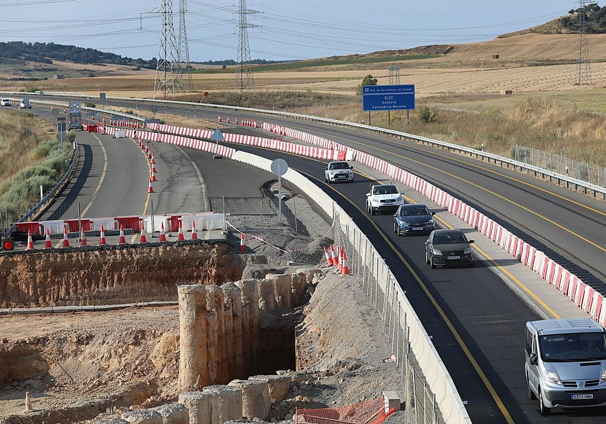 Obras de la alta velocidad que afectan a la autovía en el entorno de Herrera de Pisuerga.