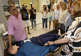 El director de la escuela, José Antonio Iglesias, muestra a la presidenta de la Diputación un maniquí de los que utilizan los alumnos para las prácticas.