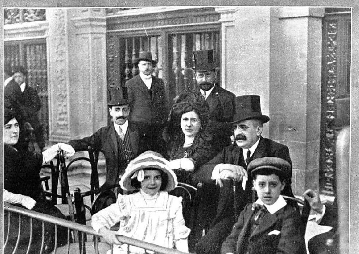 Imagen secundaria 1 - Arriba, la duquesa de Canalejas con sus hijos. Abajo, con su marido y dos de sus hijos en Sevilla, y la vallisoletana en 1956.