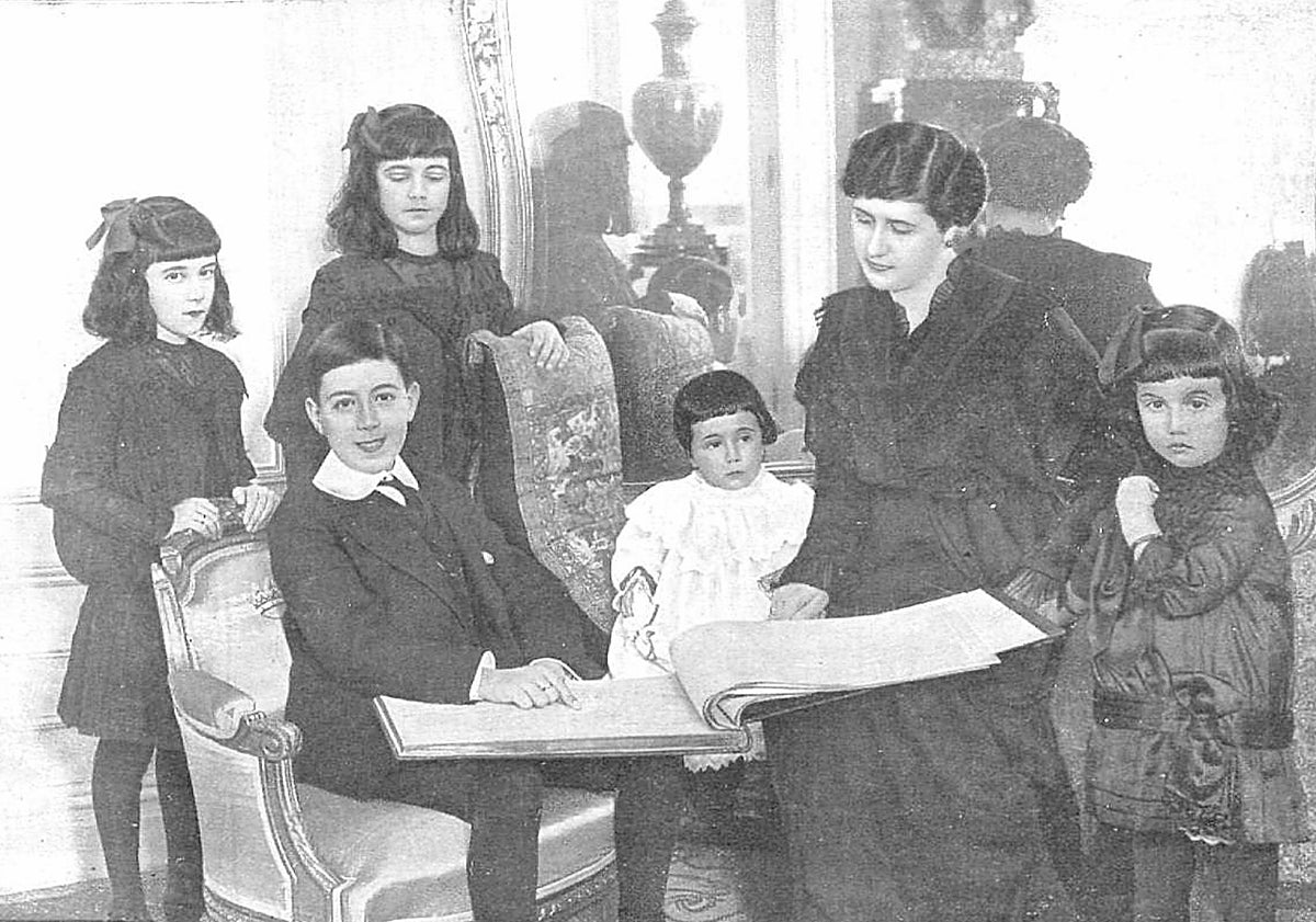 Imagen principal - Arriba, la duquesa de Canalejas con sus hijos. Abajo, con su marido y dos de sus hijos en Sevilla, y la vallisoletana en 1956.