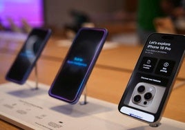 Exposición de varios Iphone 16 Pro.