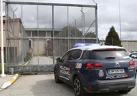 Patrulla de la Policía Nacional, en los accesos a la cárcel de Segovia.