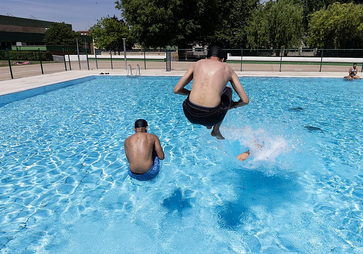 Imagen de archivo de la piscina de Canterac en un su primer día de apertura este verano.