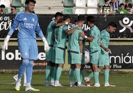 Jugadores de la Segoviana celebran el tanto conseguido ante el Real Madrid C.