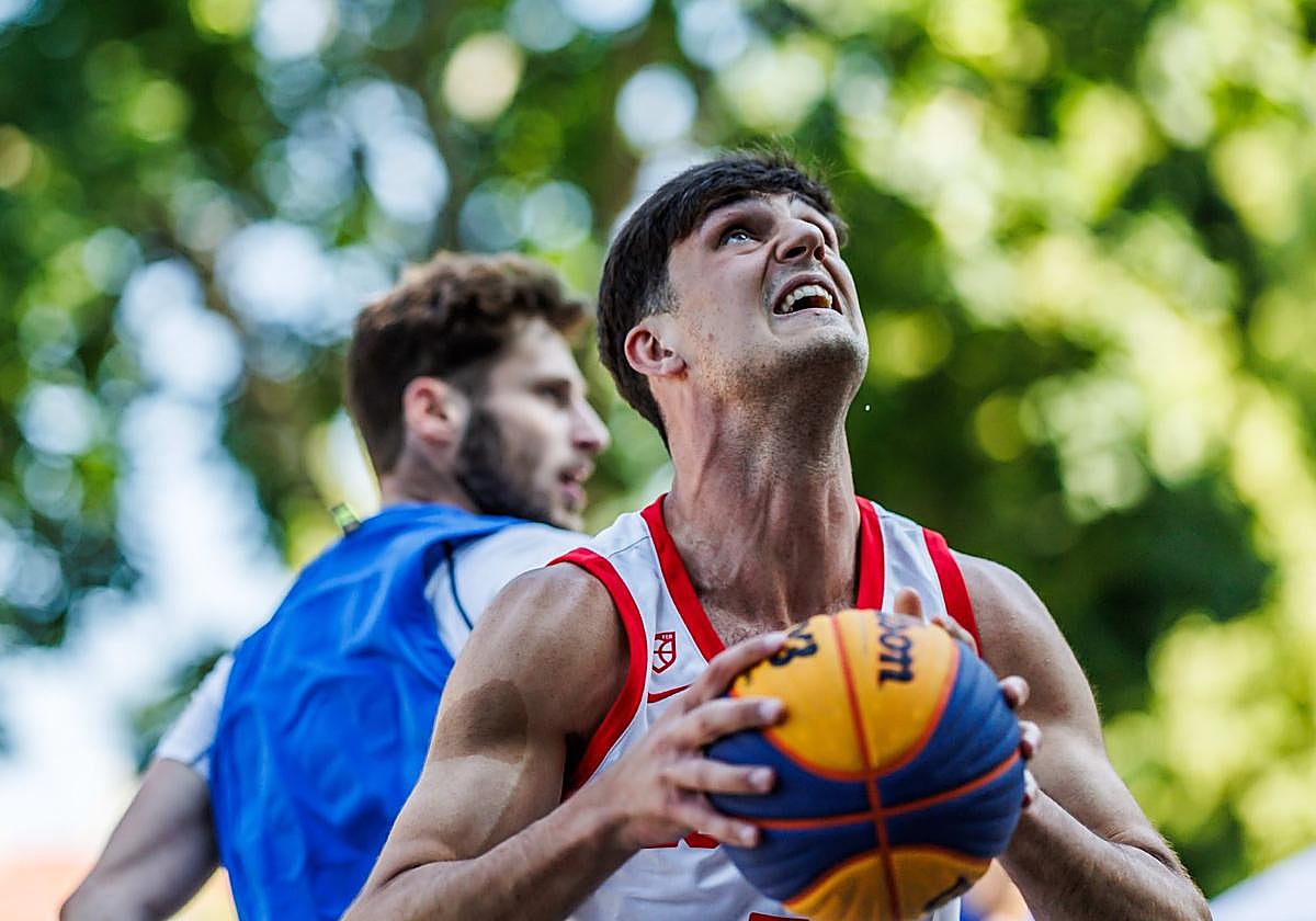 Juan García-Abril, durante un partido de 3x3 U23, en la Nations League.