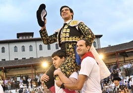 Morenito de Aranda sale a hombros de un festejo.