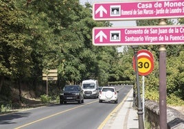 Señalización en el tramo inferior del paseo de Santo Domingo de Guzmán.