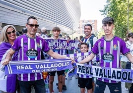 Aficionados del Real Valladolid en las afueras del Esstadio.