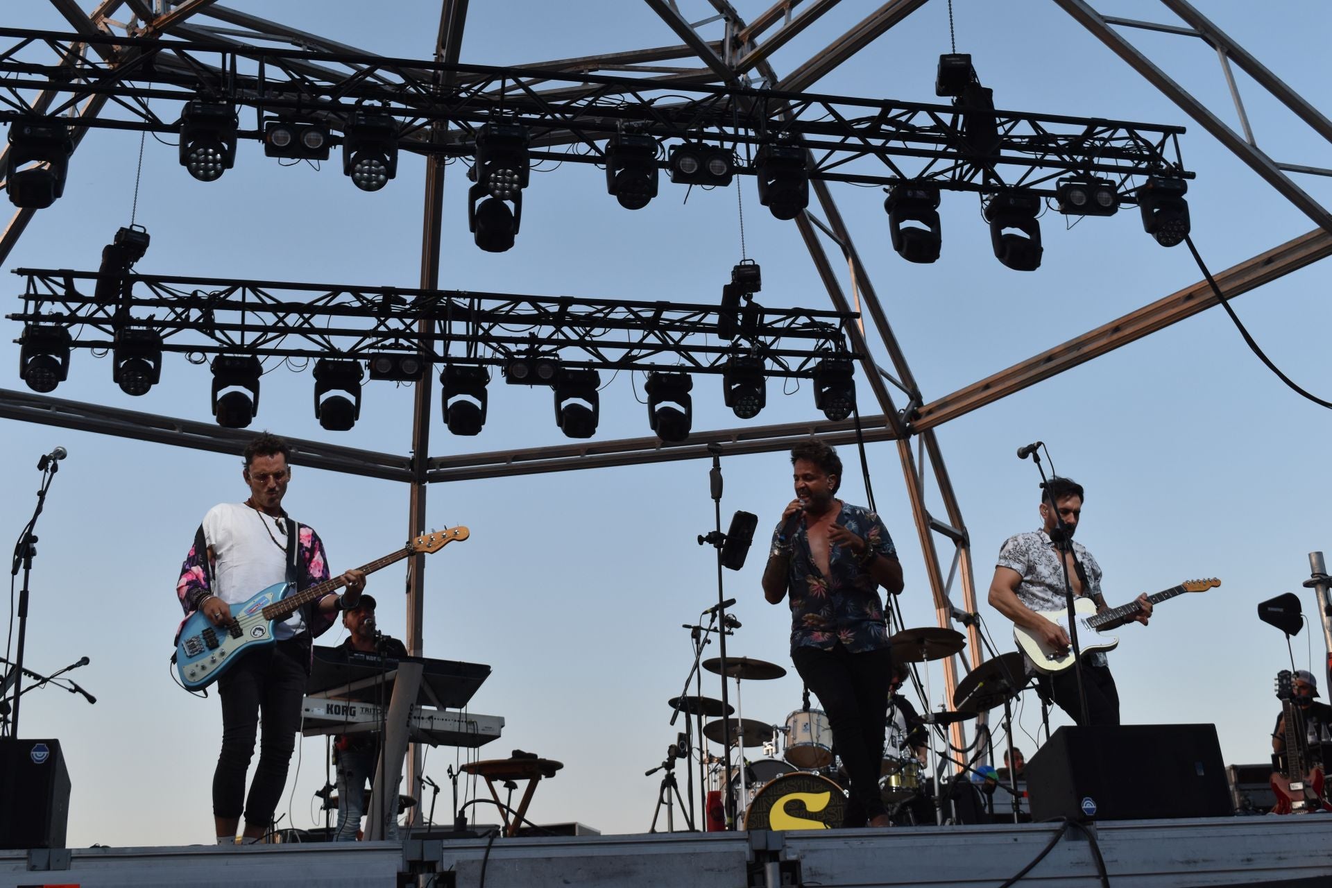 La playa de Aguilar vibra con Los Secretos