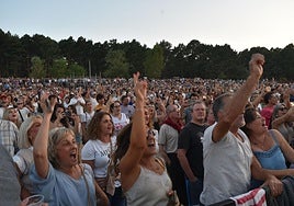 Público entregado al concierto, este jueves en la playa de Aguilar.